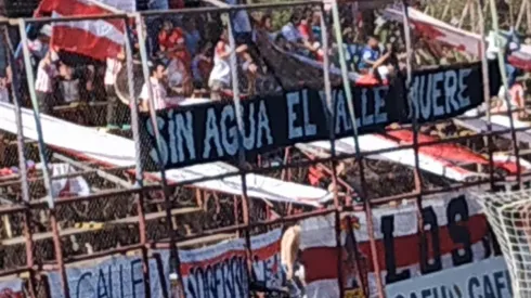 Parte de la protesta de los hinchas de Unión San Felipe y San Luis por la sequía en la zona.
