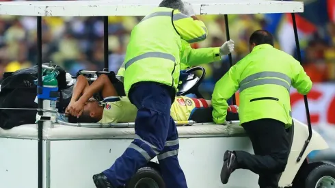 Gio Dos Santos saliendo lesionado.