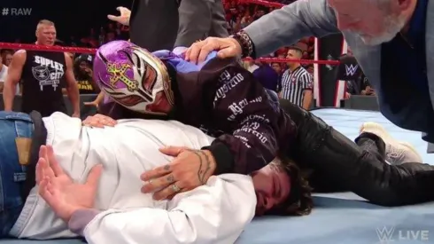 Brock Lesnar le da una brutal paliza a Rey Mysterio y a su hijo