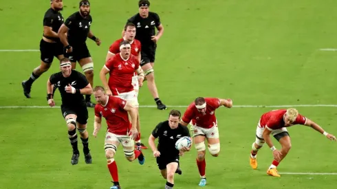 Brad Weber de Nueva Zelanda en plena acción del Mundial de Rugby ante Canadá.