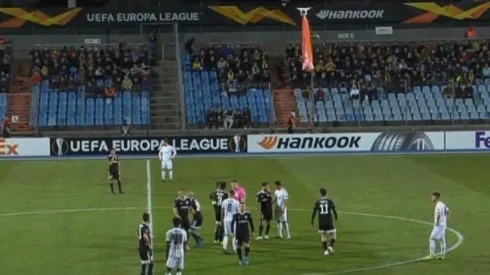 El dron con la bandera de Armenia estuvo largos minutos sobre la cancha