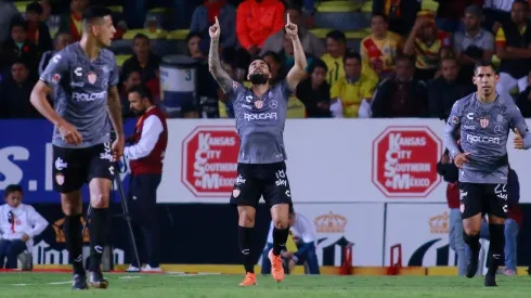 Luis Felipe Gallegos celebra su gol ante Morelia.