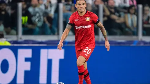 Charles Aránguiz en plena acción durante su encuentro con el Leverkusen en Champions League.