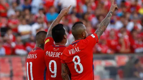 Arturo Vidal celebrando con Esteban Paredes en la Roja.