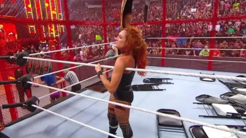 Becky Lynch retiene el título femenino tras vencer a Sasha Banks en la celda infernal
