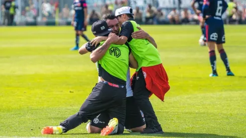 Paredes abrazado con sus hijos Esteban y Vicente.