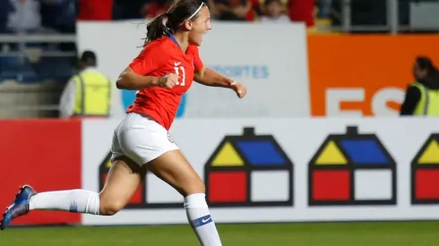 Kadzban festeja su histórico gol por Chile.
