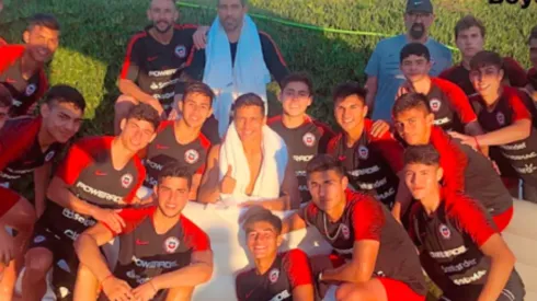 Pura buena onda: Alexis Sánchez, Claudio Bravo y Mauricio Isla posan junto a la Sub 17