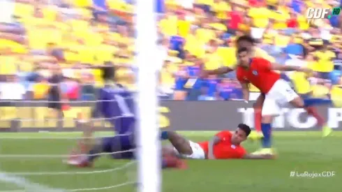 Tapadón de Claudio Bravo a Juan Guillermo Cuadrado