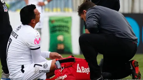 Wilson Ferrada chequea la rodilla de Esteban Paredes en Sausalito.