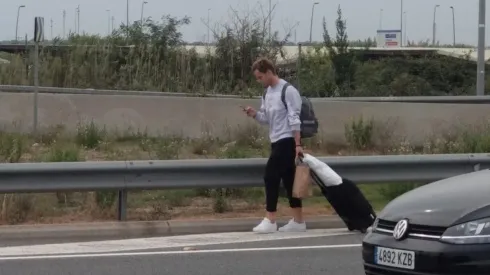 Rakitic tuvo que caminar por la autopista cercana a El Prat.