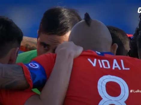 Vidal y Bravo comparten la charla prepartido de Chile