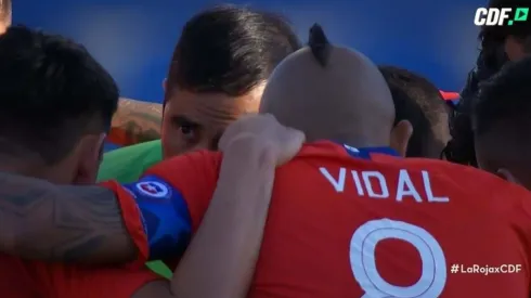 Vidal y Bravo comparten la charla prepartido de Chile