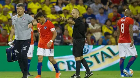 Alexis se fue lesionado en el partido ante Colombia.