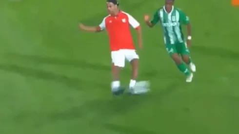 Gran acción individual de Ronaldinho.