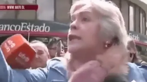 Mujer desata toda su ira contra las injusticias sociales