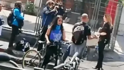 Artista chilena evidencia montaje de canal extranjero en cobertura de protestas