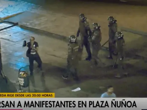 Carabineros detienen a patadas a un manifestante