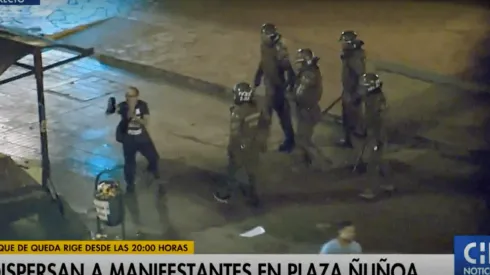 Carabineros detienen a patadas a un manifestante