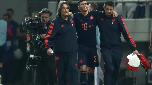 Lucas Hernández salió con molestia del partido en Atenas.