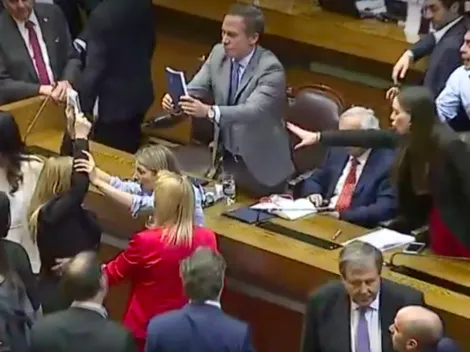 Diputadas Núñez y Flores rompen carteles alusivos a víctimas del Estado de Emergencia