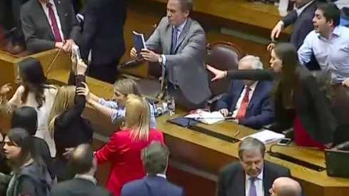 Diputadas Núñez y Flores rompen carteles alusivos a víctimas del Estado de Emergencia