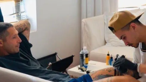 Marco Materazzi y su hijo se tatúan el escudo de Boca