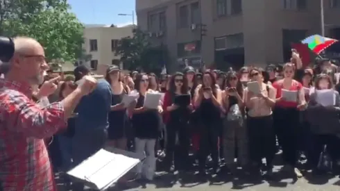 Coros de Santiago interpretan "El Derecho de Vivir en Paz" en medio de protesta