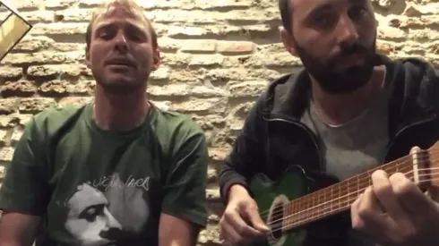 Riquero y su hermano cantando a Chile.