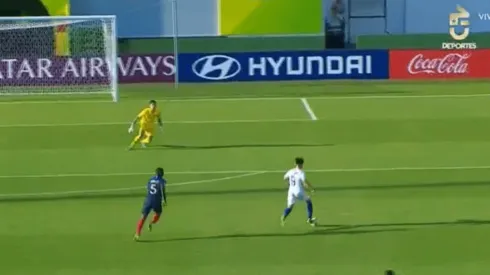 El palo de Alexander Aravena que casi abre la cuenta