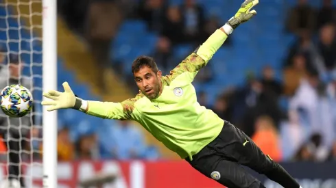 Claudio Bravo asoma como titular para el encuentro por la Copa de la Liga de Inglaterra.