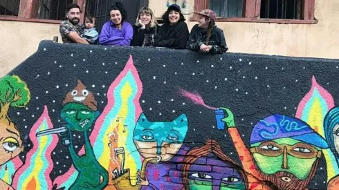 La cantante junto a los artistas que le enseñaron a crear el mural.