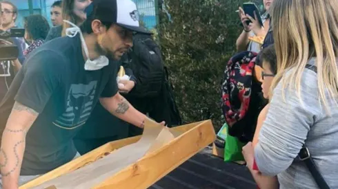 Valdivia reparte empanadas a la gente que espera micro.