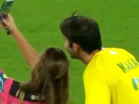 Árbitra le saca amarilla a Kaká y le pide para tomarse un selfie