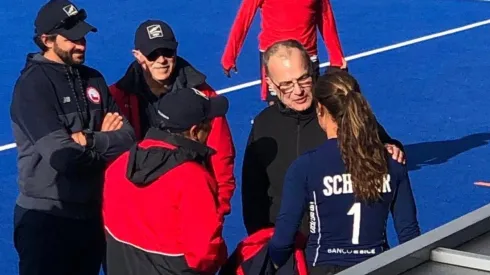 Marcelo Bielsa sorprende visitando a la selección chilena de hockey en pleno partido