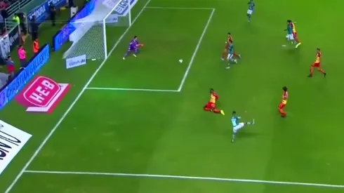 Jean Meneses anotó una vez por Chile y dos por León en sus últimos cinco partidos