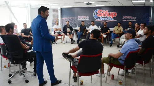 Gamadiel García y los capitanes en la asamblea del Sifup.