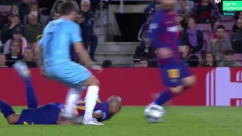 La postal de Vidal: pase con la cabeza desde el piso.