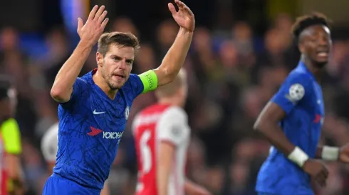 Azpilicueta levanta a los suyos tras su gol. Lograrían un empate impensado.