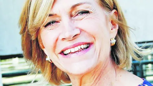 La alcaldesa fue sorprendida dirigiendo el tránsito, tras las protestas que se dieron en Providencia este miércoles.