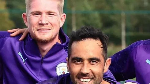 De Bruyne le presta ropa a Claudio Bravo: "Tengo confianza en él"