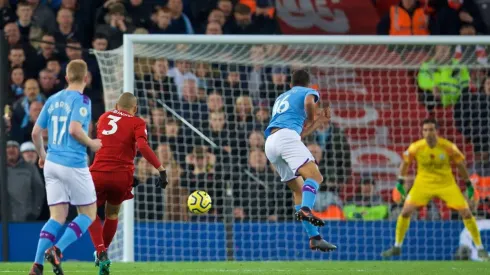 Neville dispara contra Claudio Bravo