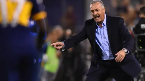 Gustavo Alfaro ha sido muy criticado en Boca pese a estar puntero.