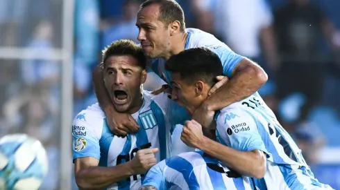 Chelo Díaz celebra con Rojas, Pillud y Reniero el gol de este último.