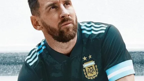 Lionel Messi posó con el nuevo diseño de la camiseta alternativa de Argentina