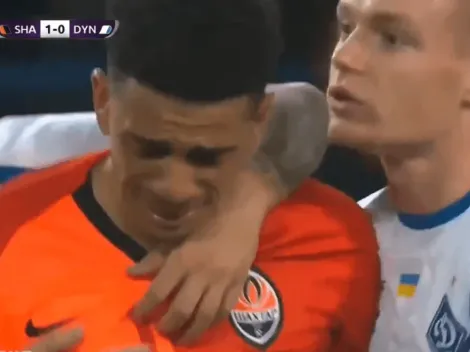 Jugador increpa a racistas y el árbitro lo expulsa