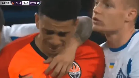 Los rivales consuelan a Taison.