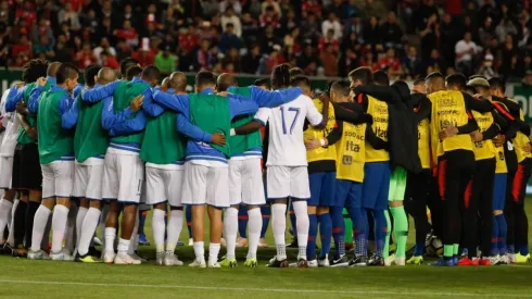 El momento en que Chile y Honduras reflexionaron por las suyas en el centro del campo tras el crimen de Catrillanca.