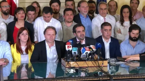 Oposición y oficialismo firman "Acuerdo por la Paz y una Nueva Constitución"