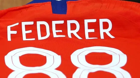 La camiseta de la Roja que se llevó Federer.